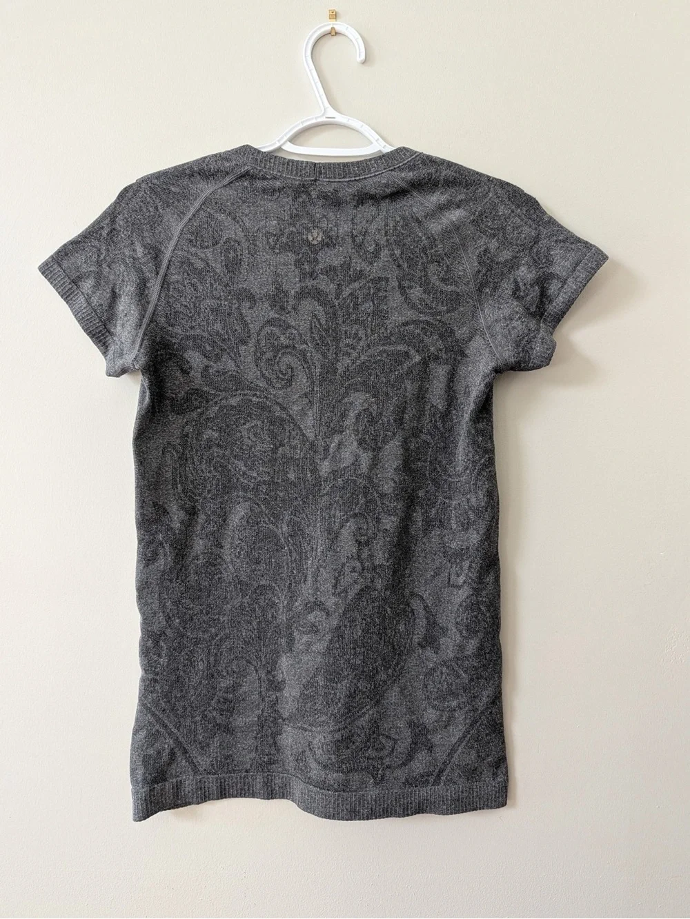 lululemon athletica Dark Gray Paisley Short Sleeve Crew